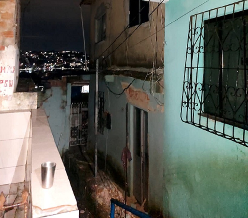 Imóvel desaba e afeta casa de vizinhos no bairro de Plataforma, em Salvador