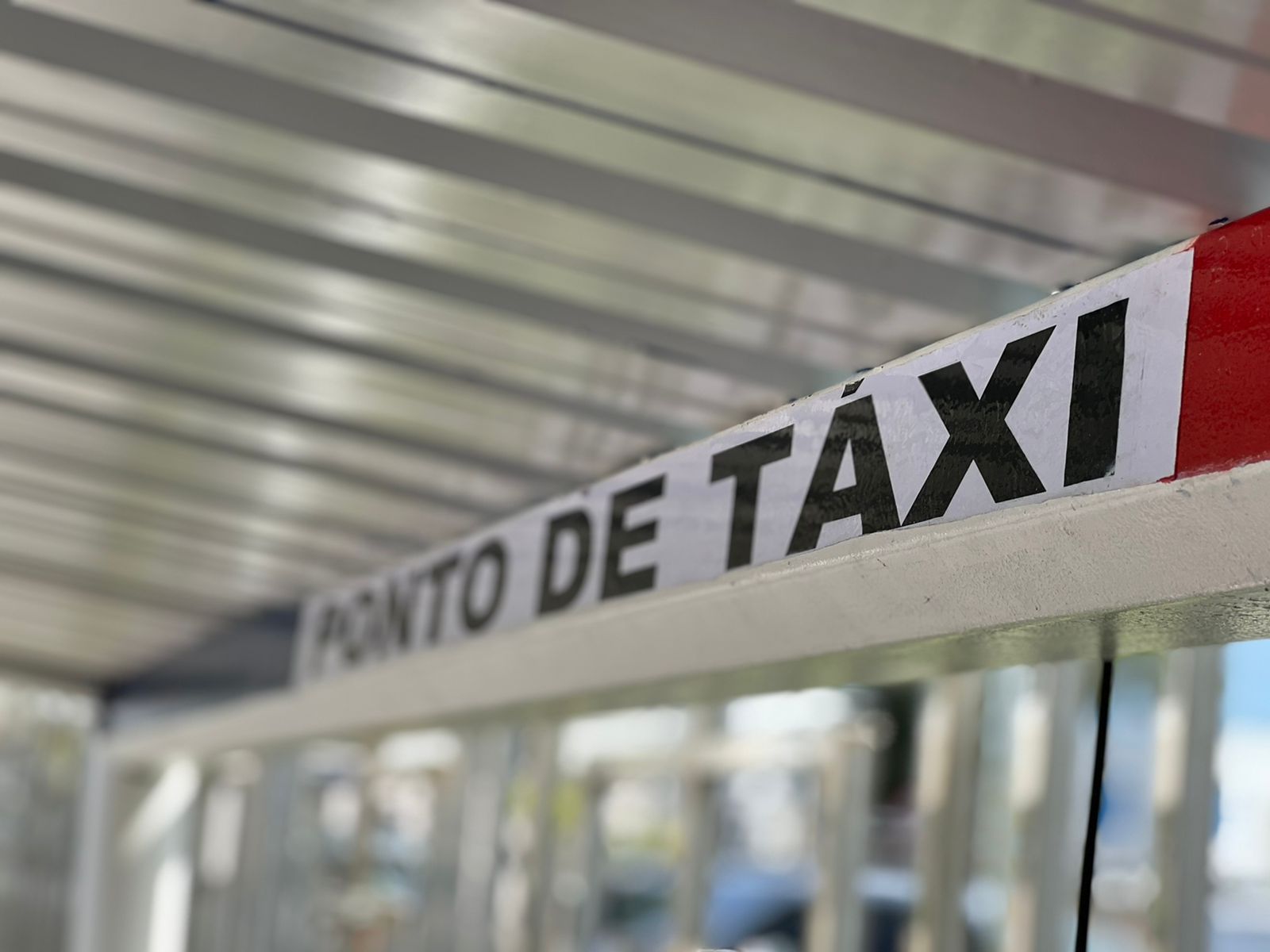Taxistas ganham abrigo sinalizado no Largo de Roma