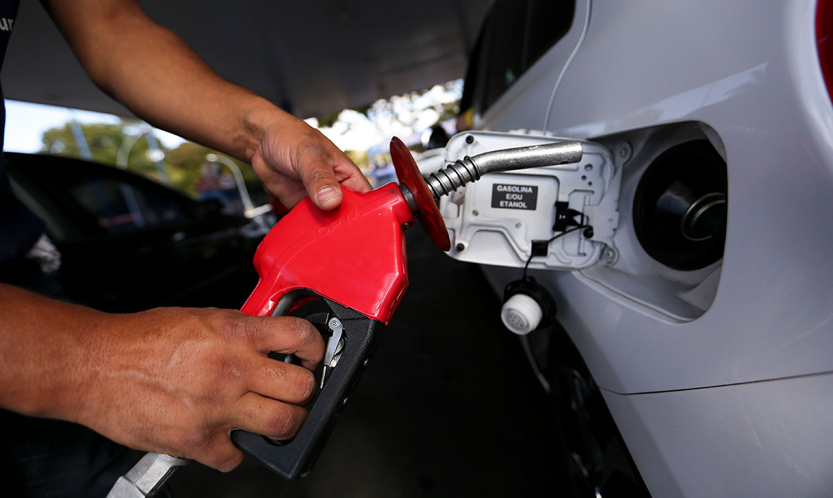 Encher o tanque com gasolina no Brasil devora 33% do salário mínimo