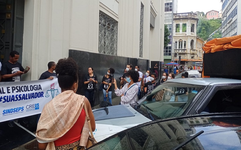Assistentes sociais e psicólogos da Prefeitura de Salvador fazem protesto nesta sexta-fera (27)