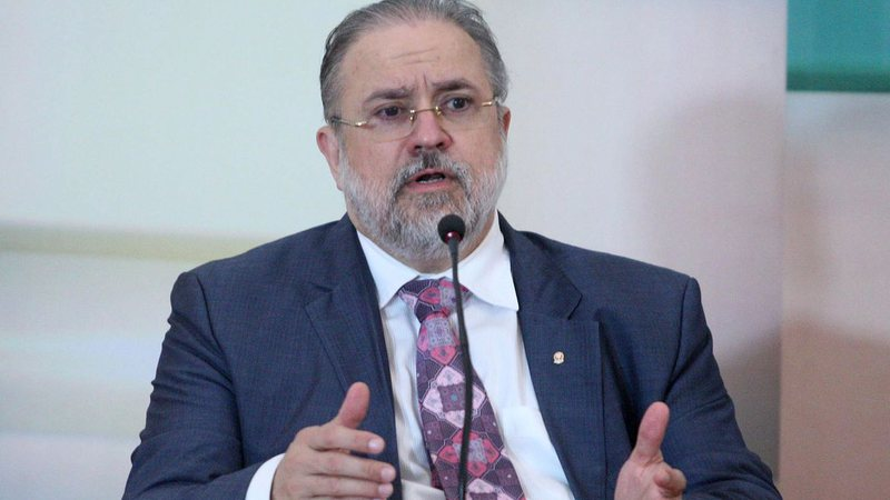 Caiu no zap: Augusto Aras vaza própria conversa com pedido de Paulo Guedes para ‘escapar’ da PF; leia
