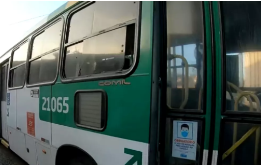 Ônibus é alvo de assaltantes armados em Fazenda Grande do Retiro; rodoviário sofre ameaças por causa do celular