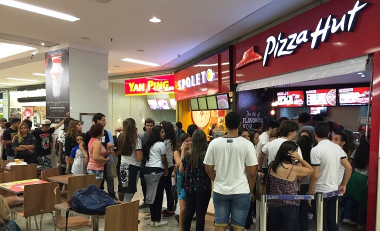 Baianos trocam bares e restaurantes de rua por shoppings; segurança é o principal motivo