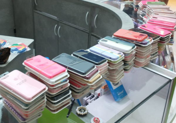 Produtos falsificados são apreendidos em shoppings de Salvador