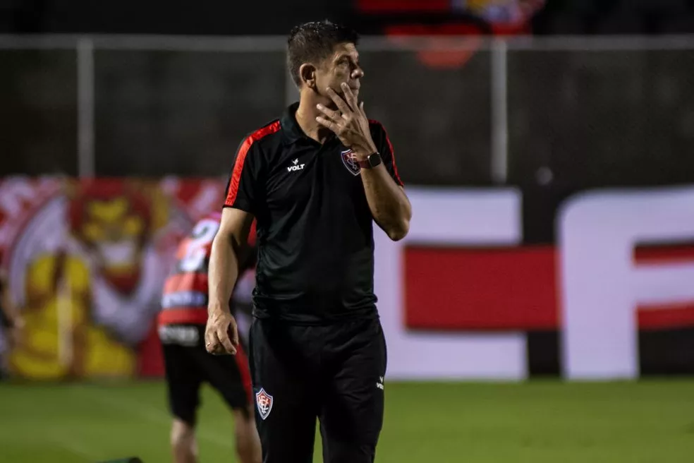 Após derrota contra o Botafogo-PB, técnico do Vitória sobe o tom com o elenco