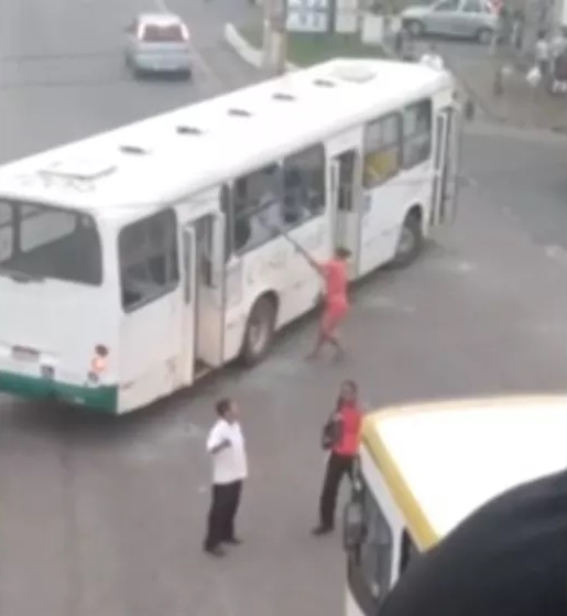 Dois ônibus são alvos de vândalos em Salvador e Lauro de Freitas