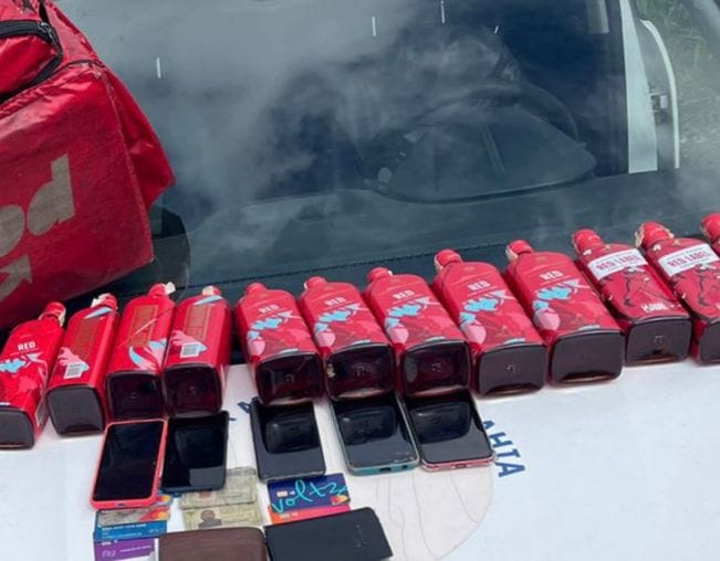 Dupla golpista são presos com produtos importados