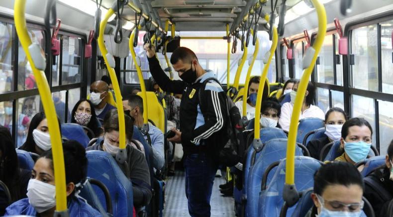 São Paulo volta a exigir o uso de máscara em locais fechados