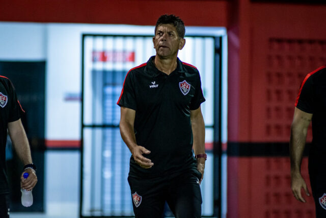 Técnico do Vitória espera apoio do torcedor rubro-negro diante do Volta Redonda: “A torcida faz a diferença”