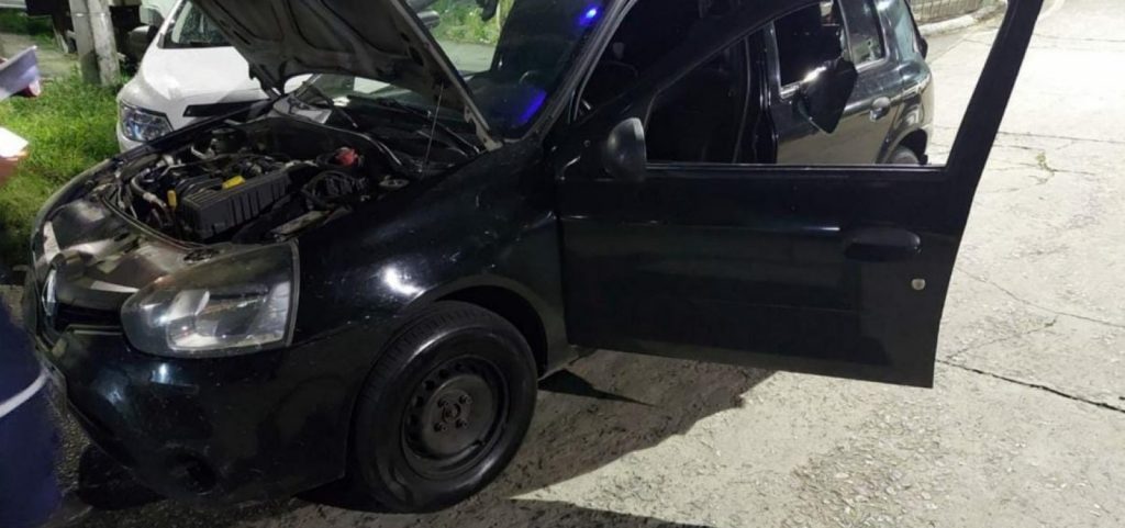 Homem e adolescente são presos após carro bater durante perseguição no Nordeste de Amaralina, em Salvador