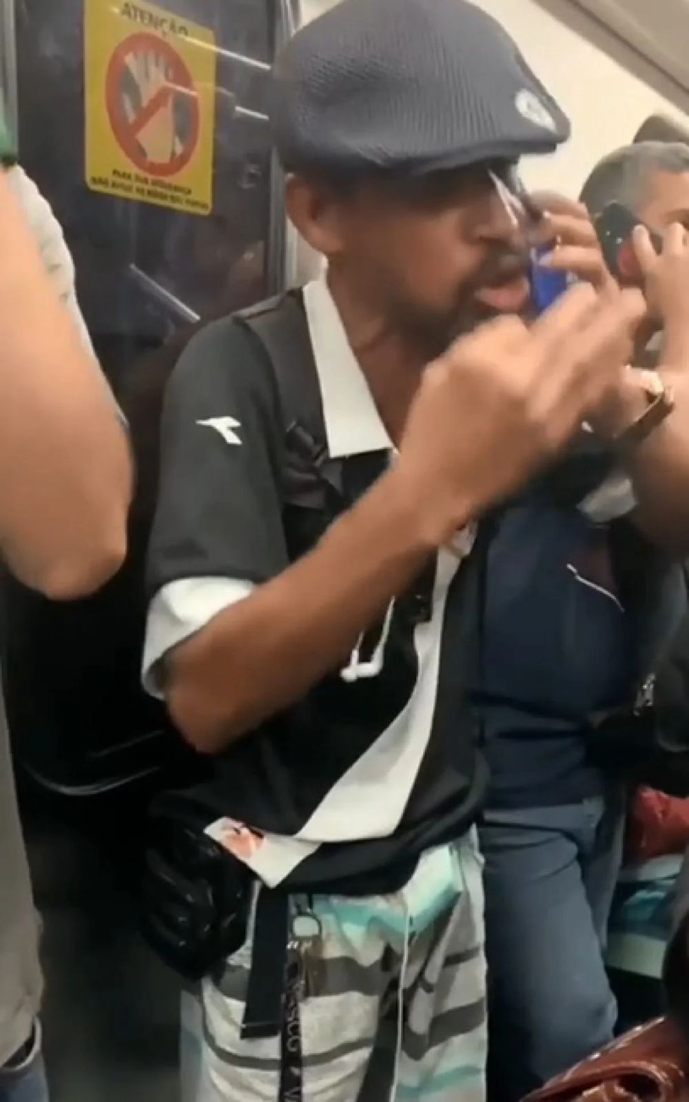 Homem pede ajuda a passageiros do trem para convencer esposa de que está em vagão
