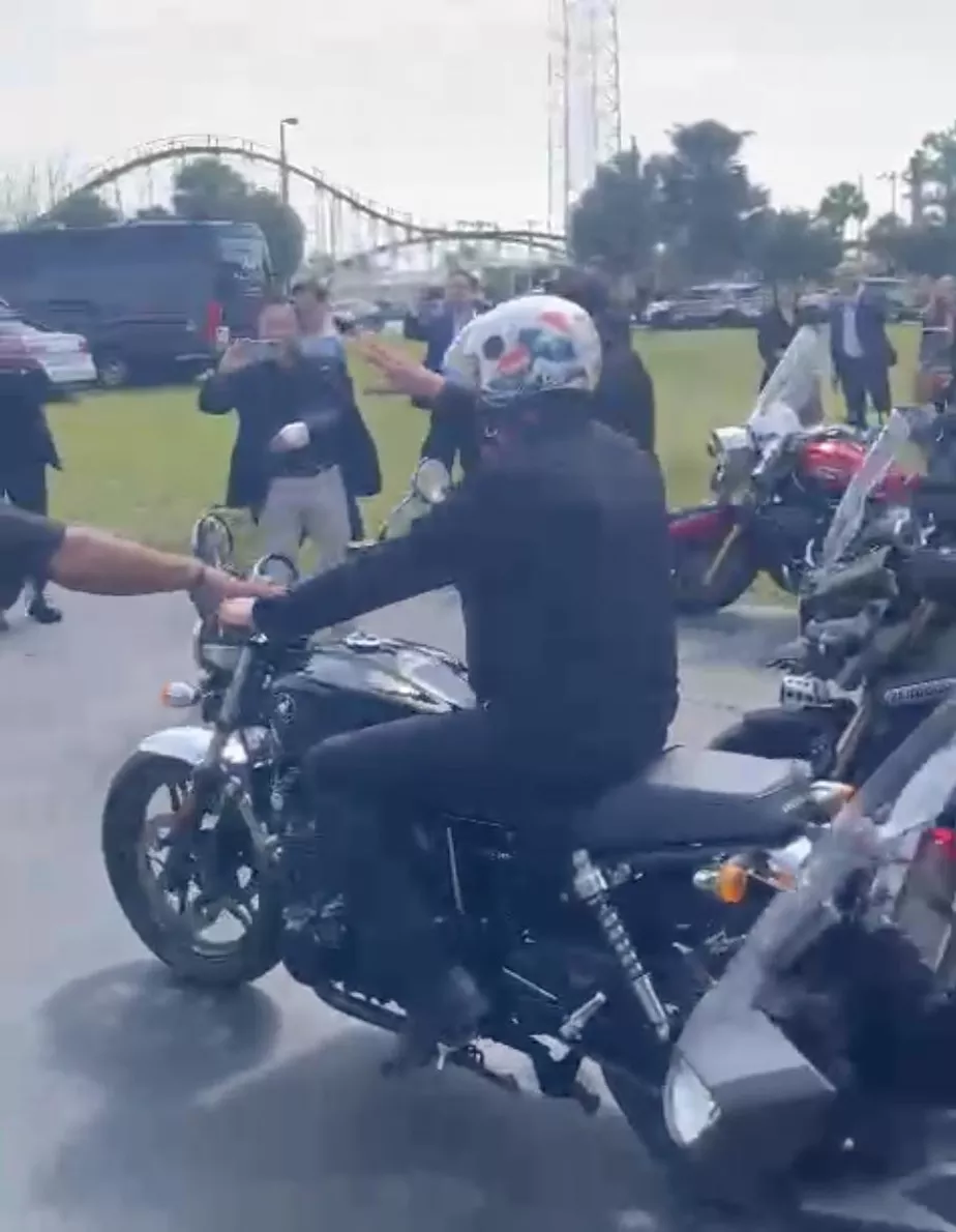 Bolsonaro participa de motociata nos Estados Unidos