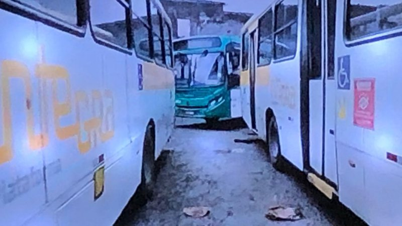 Três ônibus são assaltados na Av. Suburbana em Salvador