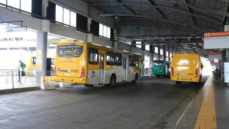 Dois ônibus são alvos de assaltantes em pontos diferentes de Salvador