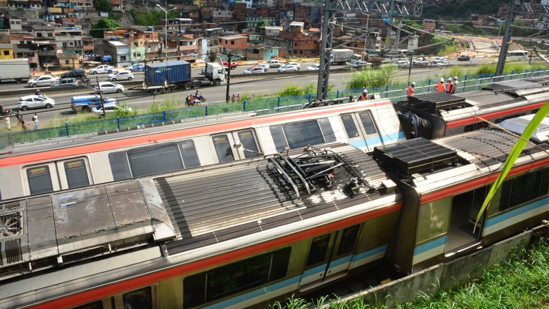 Trens envolvidos em acidente no metrô de Salvador começam a ser removidos