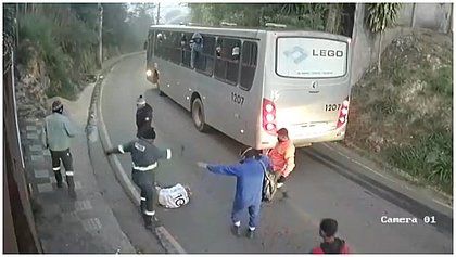 Trabalhadores descem do ônibus, batem em ladrões e impedem assalto a uma mulher, em Minas Gerais