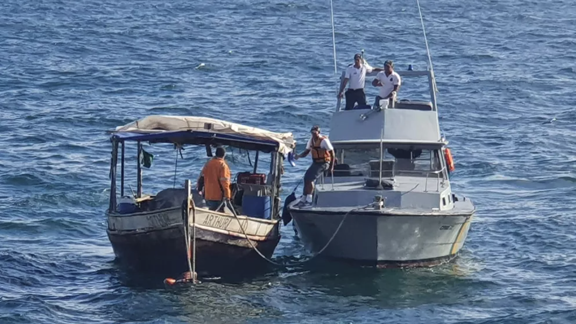 Embarcação é resgatada pela Marinha após ficar à deriva na orla de Salvador