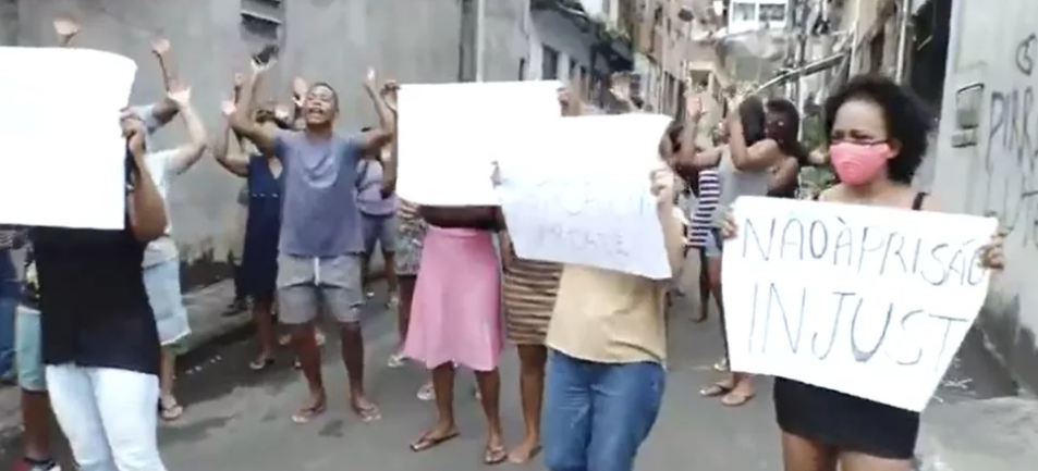 Grupo protesta contra operação policial que deixou homem baleado no bairro de Santa Mônica, em Salvador