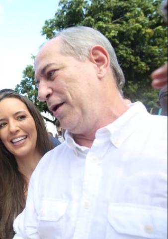 Ciro Gomes torce o pé e deixa o cortejo de 2 julho mais cedo
