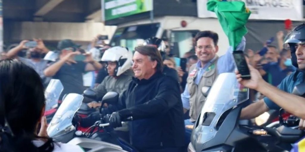 Bolsonaro chega a Feira de Santana para visitar obras em rodovia