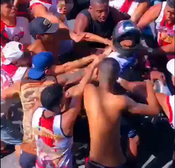 Homem agredido pela torcida do Vitória presta queixa na delegacia