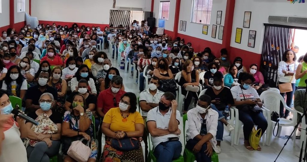 Professores de Camaçari entram em greve e cobram reajuste salarial