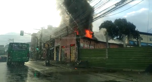 Borracharia pega fogo no bairro de Pau da Lima, em Salvador