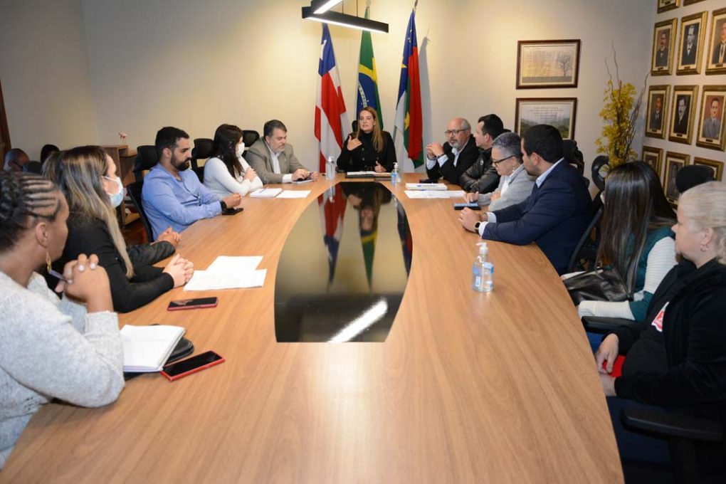 Prefeitura de Vitória da Conquista apresenta proposta de piso salarial para monitores escolares