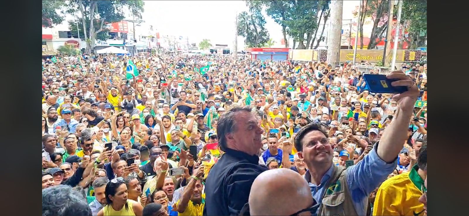 Bolsonaro é recebido por apoiadores em Cruz das Almas