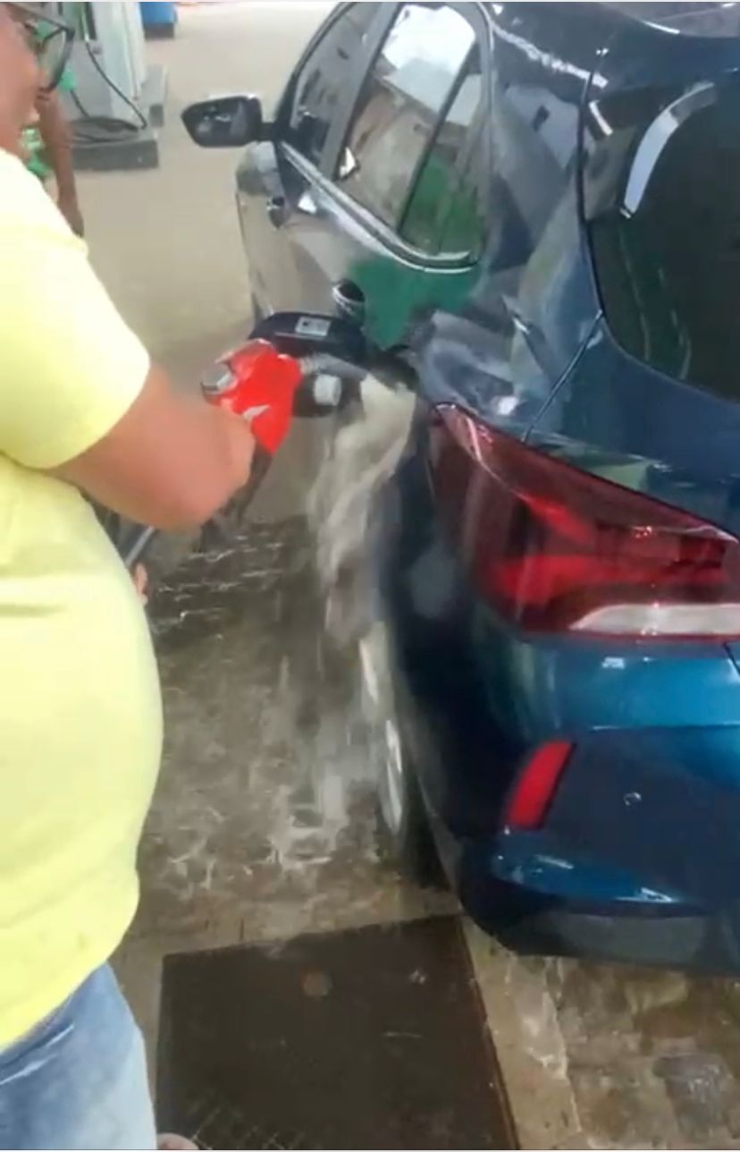Em vídeo vazado pelas redes sociais, bolsonarista desperdiça combustível em posto de gasolina