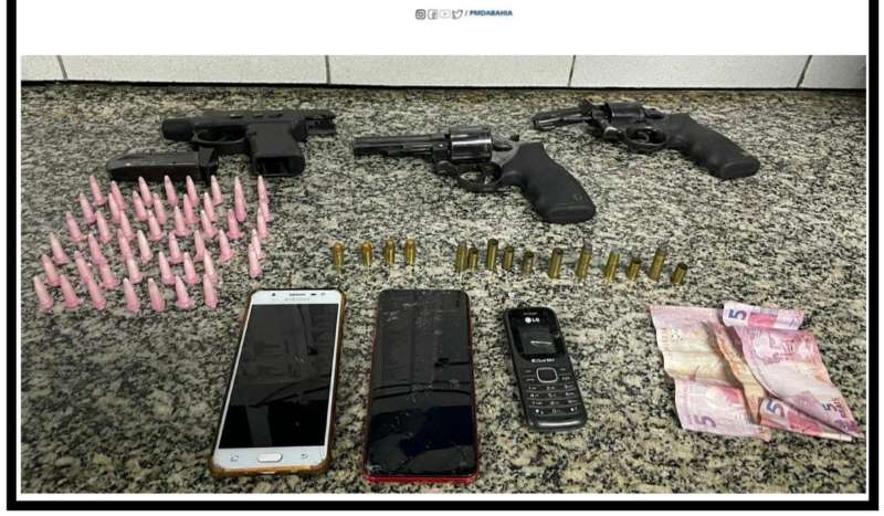 Polícia apreende armas, munições e drogas no bairro de Brotas