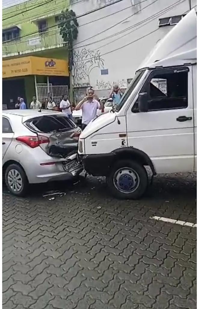 Engavetamento causa congestionamento no bairro de São Cristóvão, em Salvador
