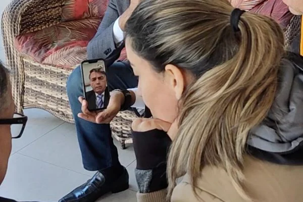 Bolsonaro liga para família do petista assassinado em Foz do Iguaçu