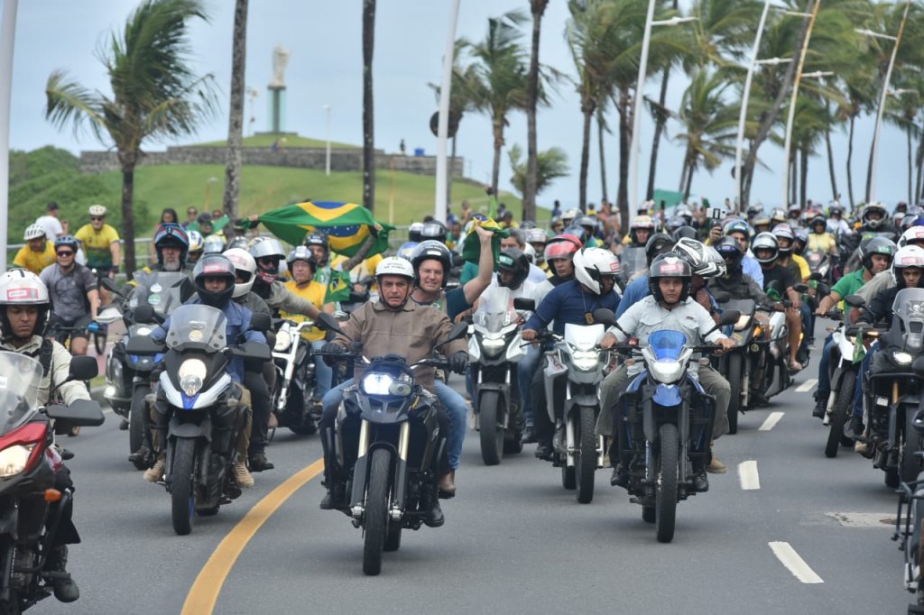 Presidente Bolsonaro faz motociata na Orla de Salvador