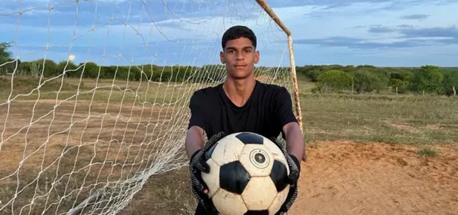 Agenciado por Falcão, Luva de Pedreiro anuncia que irá assinar maior contrato da sua carreira