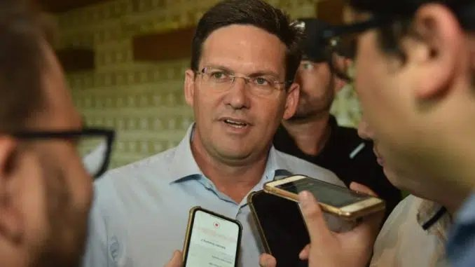 João Roma comemora redução de preço da gasolina e confronta Rui Costa: “Foi na marra”