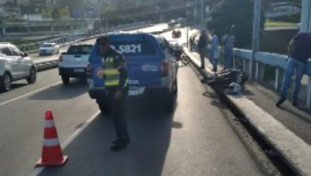 Homem cai de viaduto de 15 metros em Salvador após acidente de moto
