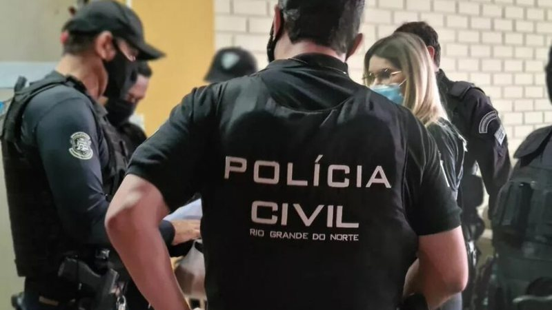 Mulher é presa em flagrante por maltratar e desviar aposentadoria de marido idoso