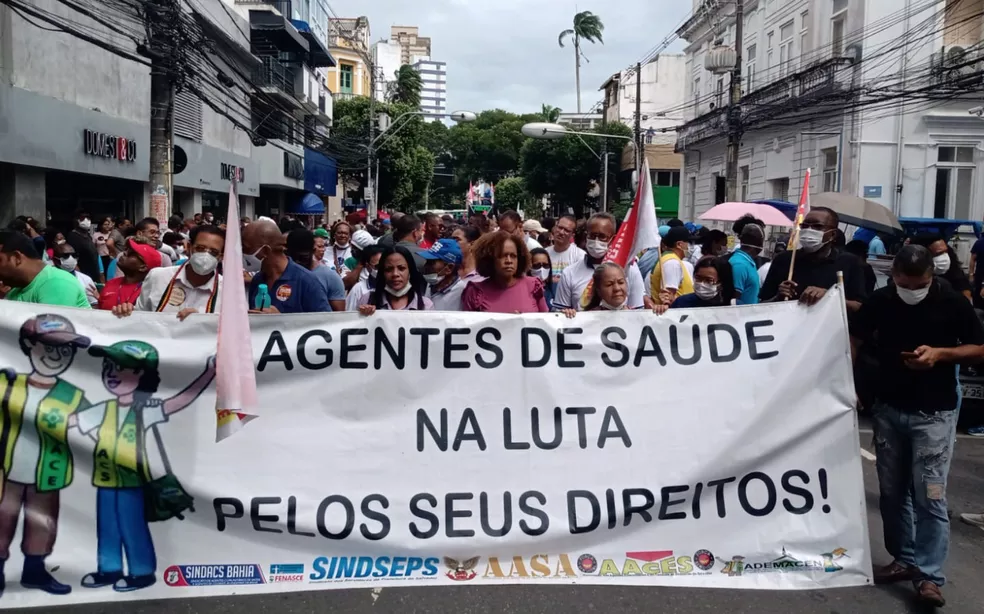 Agentes de saúde de Salvador fazem protesto, bloqueiam parte do centro da cidade e pedem aplicação do piso salarial da categoria