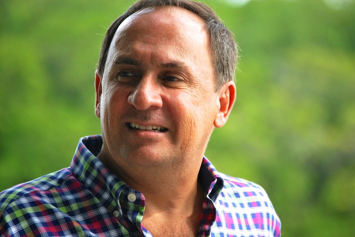 Prefeito de Mata de São João é atingido por telão durante evento na manhã desta quarta-feira (6)