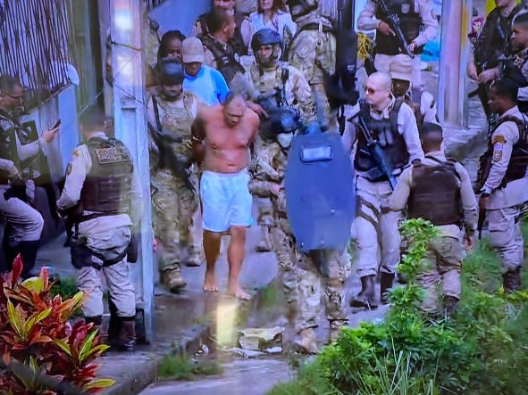 Homem faz companheira e criança de reféns no bairro de Valéria, em Salvador