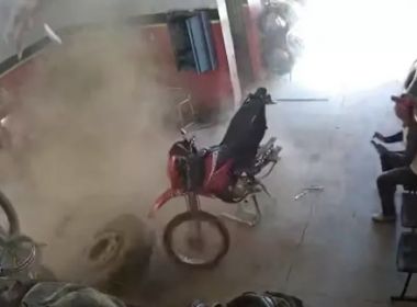 Borracheiro desmaia após explosão de pneu enquanto o enchia, no Oeste da Bahia
