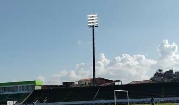 Estádio Municipal de Simões Filhos recebe instalação de torres e refletores de LED