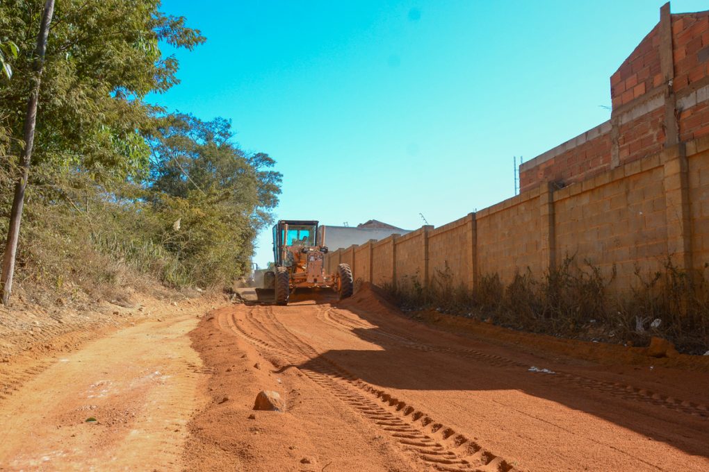 Prefeitura de Vitória da Conquista melhora via de acesso ao novo cemitério Campo da Paz e limpa área de antiga cascalheira