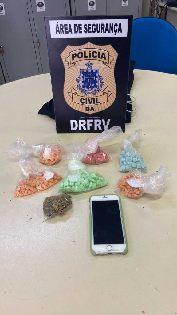 Mulher é presa em flagrante com centenas de comprimidos de Ecstasy na Boca do Rio, em Salvador