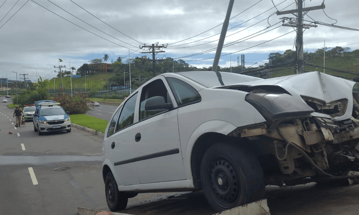 Homem fica ferido após carro derrapar em óleo e colidir em um poste na Avenida Paralela