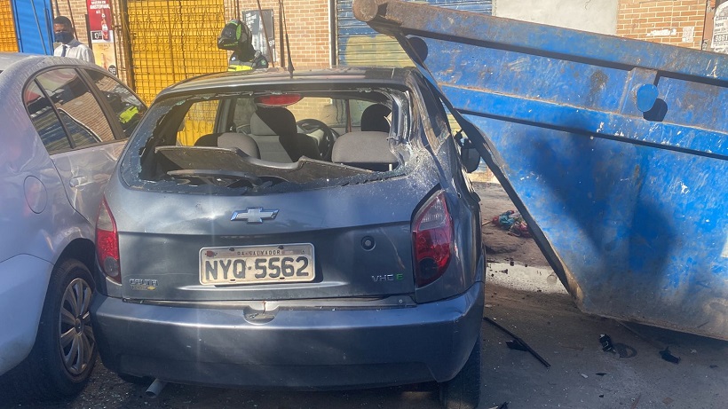 Motorista perde controle do veículo e acaba colidindo em contêiner de lixo na Avenida Garibaldi
