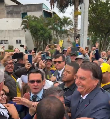 Em campanha no Rio de Janeiro, Bolsonaro afirma que vai respeitar resultado das eleições