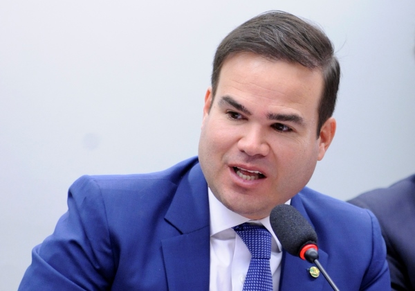 “Acho que nas questões das privatizações, no caso da Petrobras, acho que nesse momento não deve ser feita”, diz Cacá Leão