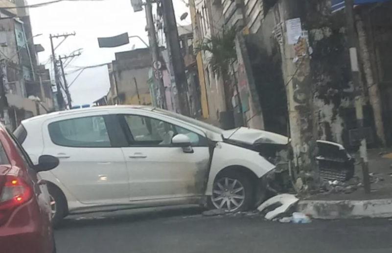 Após batida de carro em poste, moradores do bairro da Liberdade ficam sem energia elétrica
